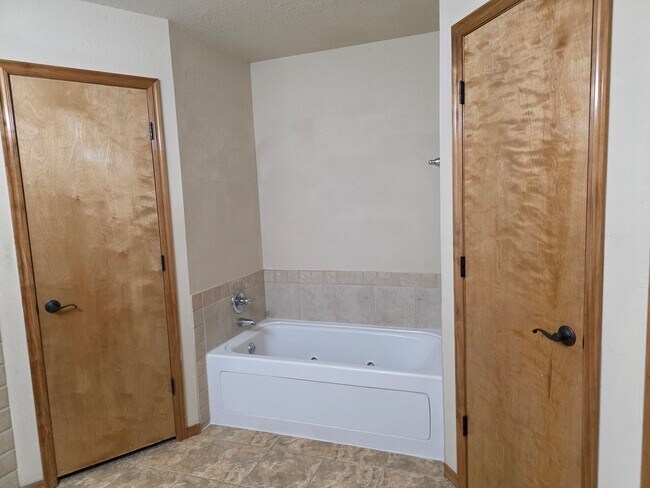 Building Photo - Great Home in Edmond School District + Ref...