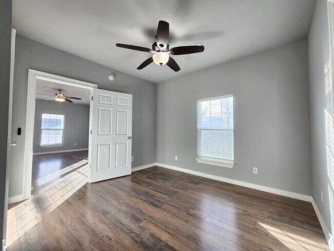 Building Photo - 7642 SW Regional Airport Blvd