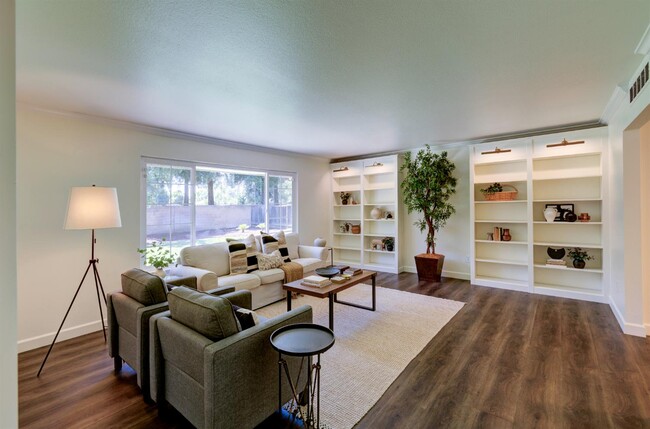 Building Photo - 2553 W Scott Ave