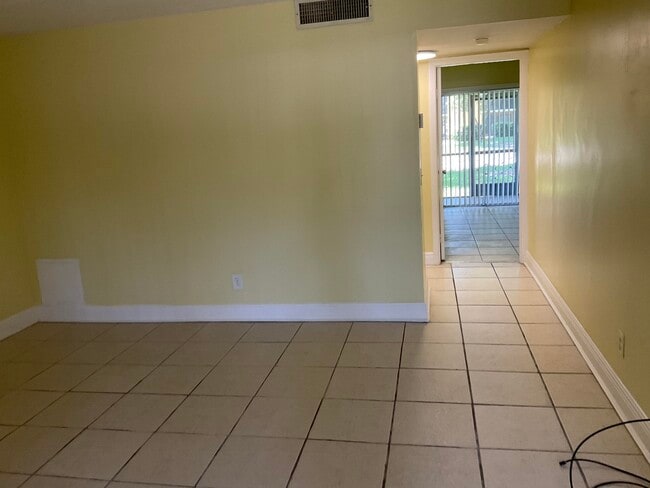 Building Photo - 310 Meadows Cir