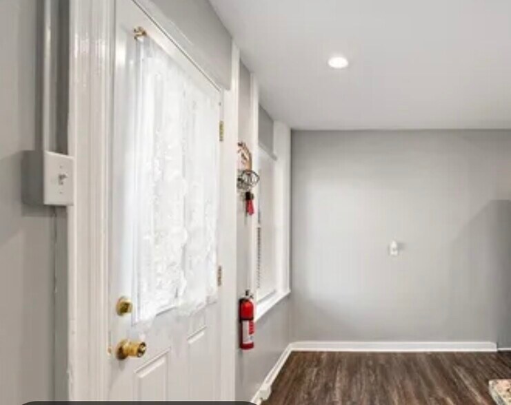 Building Photo - 915 Corbet St