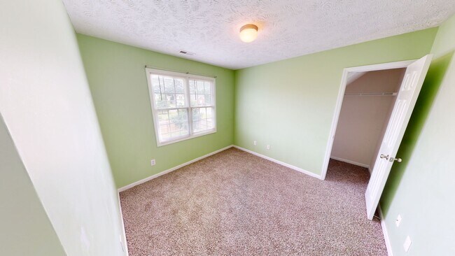 Building Photo - 4 Bedrooms in Sought After Neighborhood & ...
