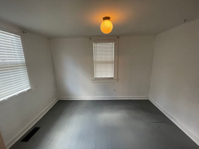 Building Photo - Historic Downtown Wilmington Cottage