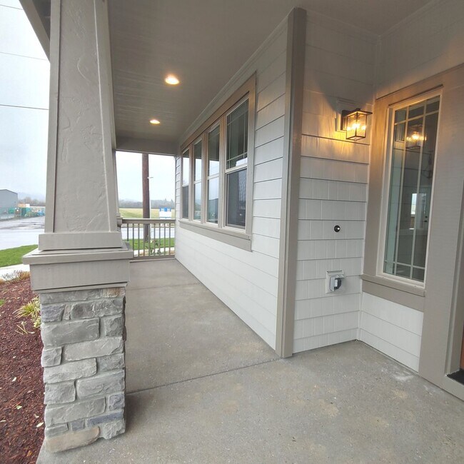 Building Photo - Modern 4BR + AC | Minutes to Hillsboro & High Tech Corridor - Coming Soon!