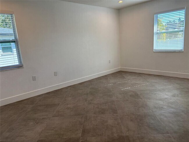 Building Photo - 5815 Erin Ln S