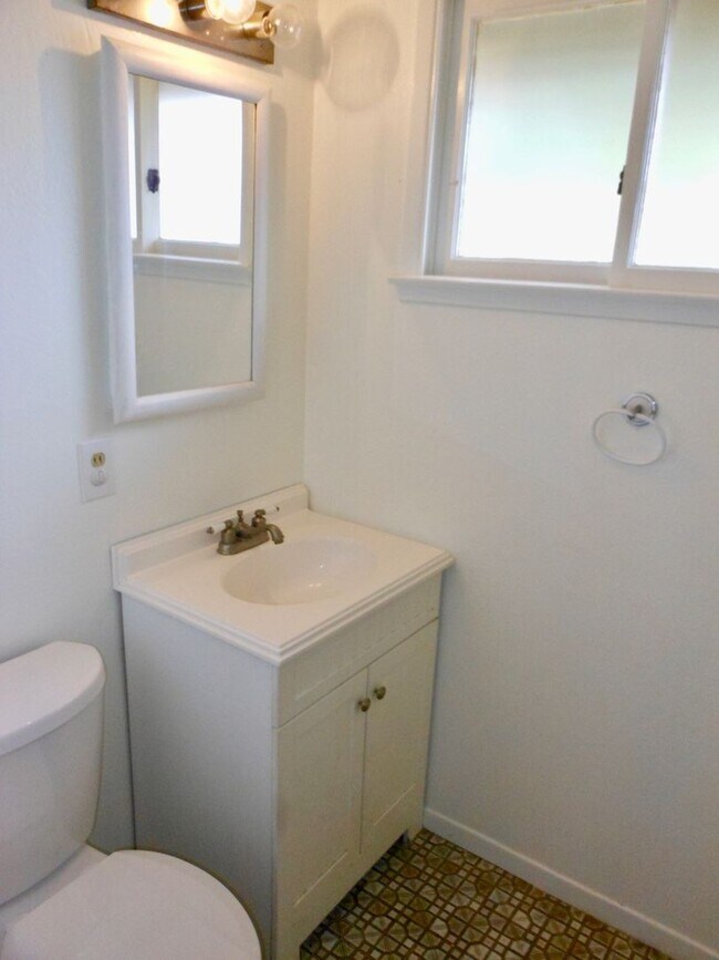 Building Photo - FOR RENT: Charming Single Level House, Pri...