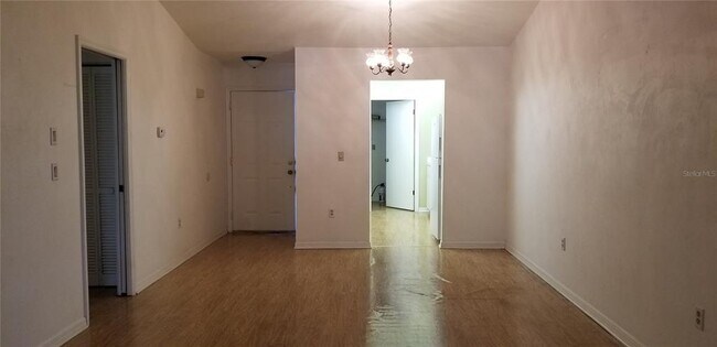 Building Photo - 720 E Gilchrist Ct