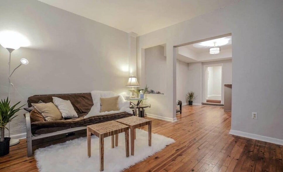living room - 4346 Cresson St
