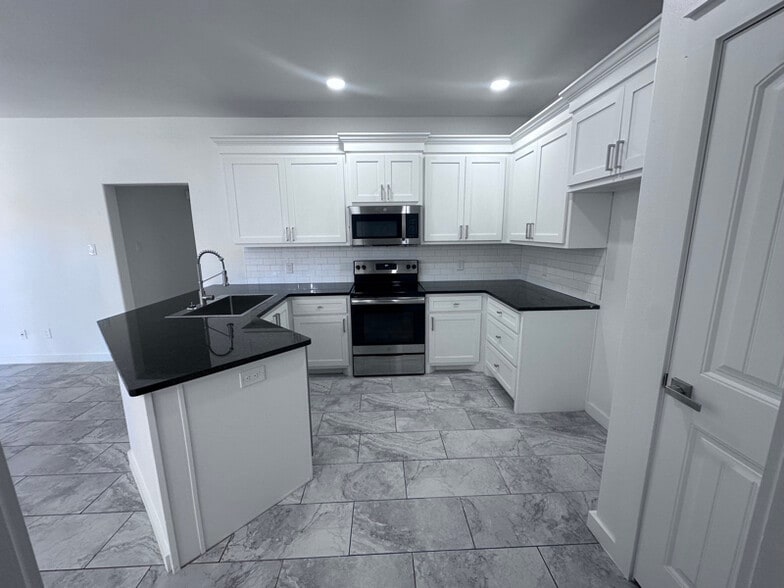 Building Photo - 11902 Evanston Ave