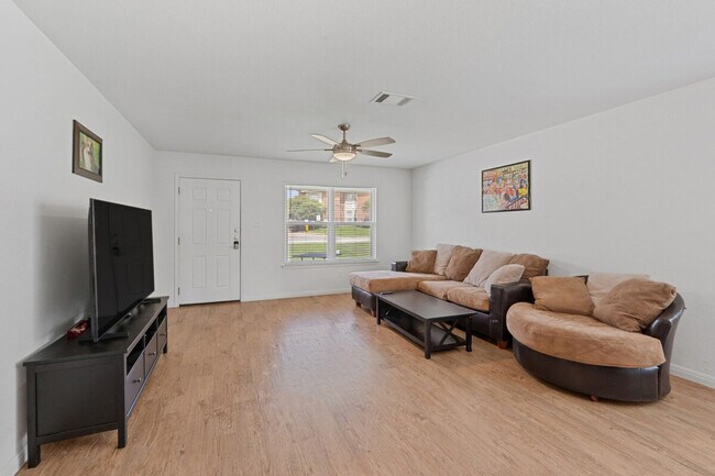 Building Photo - 404 Sloan St