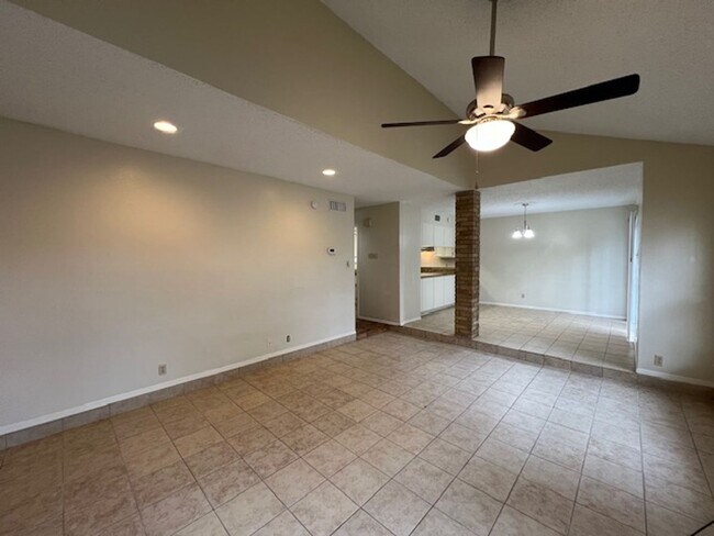 Building Photo - Quadrangle Townhome