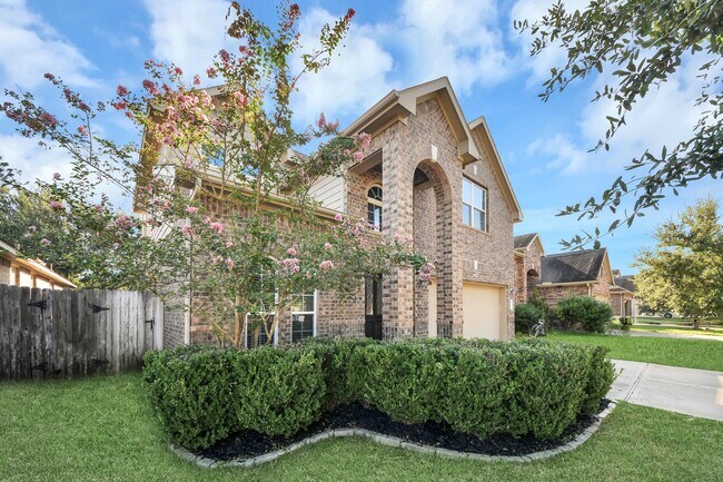 Building Photo - 3115 Lake Dr