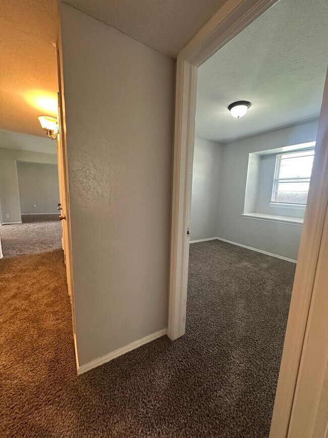 Building Photo - 4844 Woodview Dr
