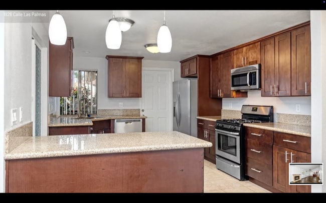 Building Photo - Beautiful Oceanside Home with Vaulted Ceil...