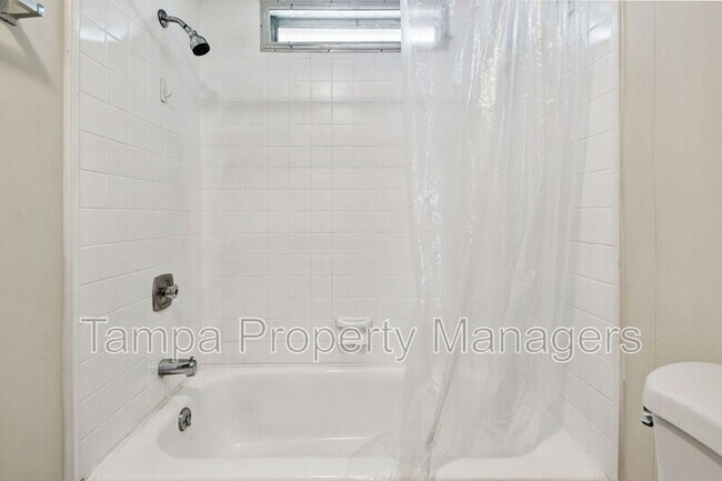 Building Photo - 242 Country Ln