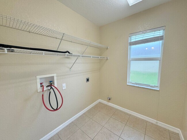 Building Photo - Gated Community of Mandolin