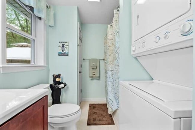 Building Photo - Spacious & Comfortable 4 Bedroom House - C...