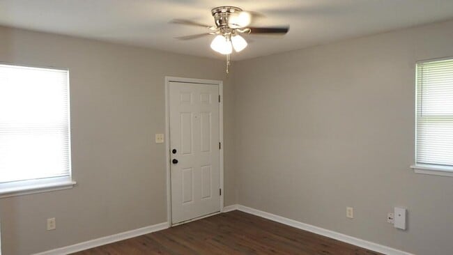 Building Photo - 408 NE Westwind Dr