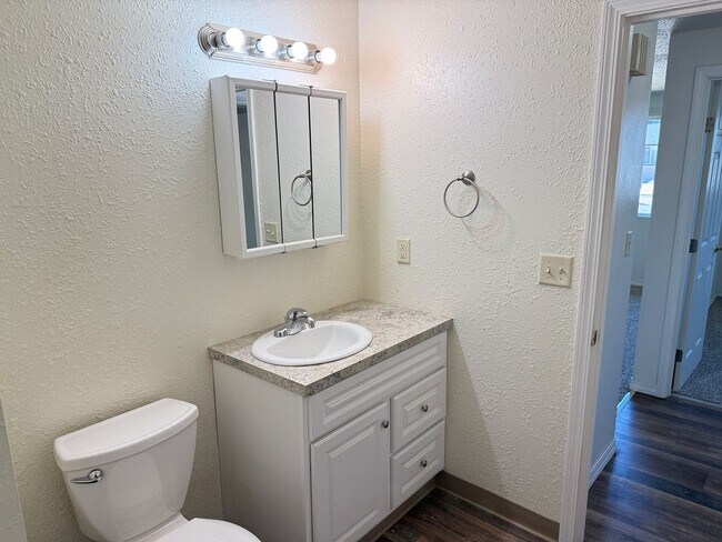 Building Photo - Updated single level 2 bed/1 bath duplex in Springfield!