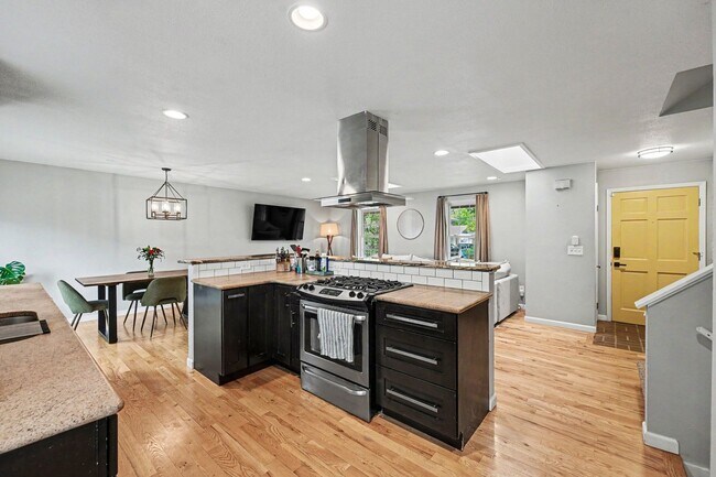 Building Photo - Gorgeous Home of Rental in Southern Gables Neighborhood!