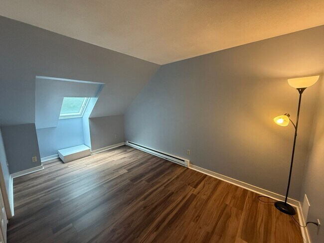 Building Photo - Garden Style, 1 BR Condo In A Prime Amherst Location!