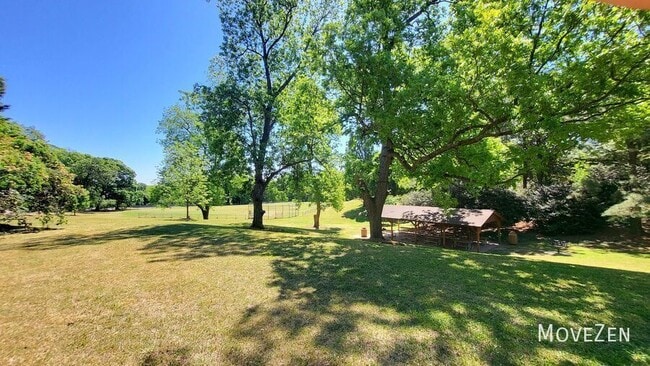 Building Photo - 1221 Westview Ln