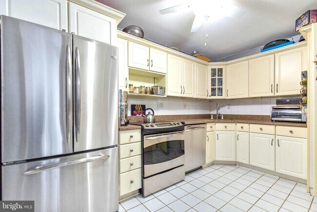 Building Photo - 307 Yoakum Pkwy
