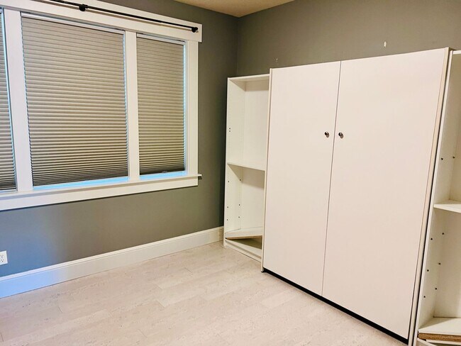 Building Photo - Custom Townhouse with Awesome Back yard