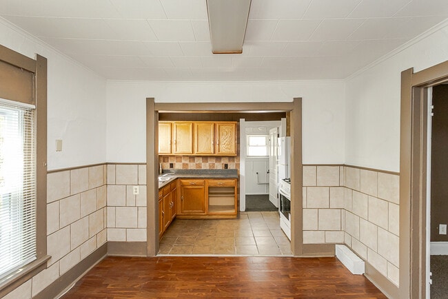 Building Photo - 734 Parker Ave