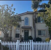 Building Photo - Large 4 Bedroom 3 Bath House w/ 2 car garage