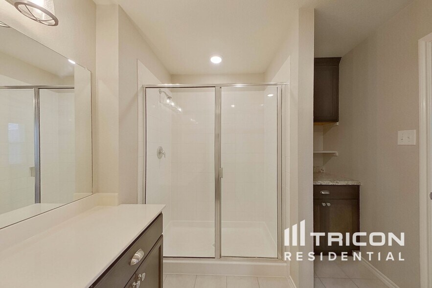 Building Photo - 881 Darst Dr