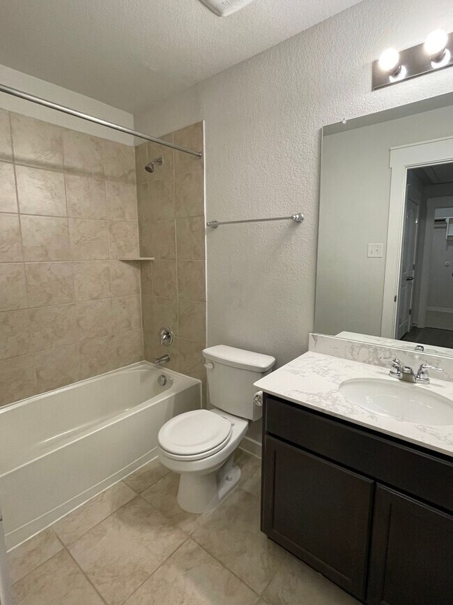 Building Photo - Move-in Ready in sought-after Larkspur Community!
