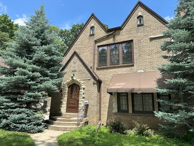 Primary Photo - 1328-1330 Martha Washington Dr