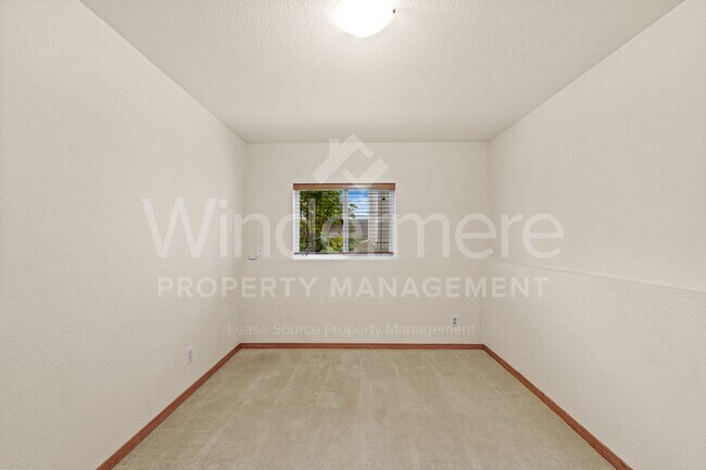 Building Photo - Updated 3 Bed 2 Bath Home With Brand New 2...