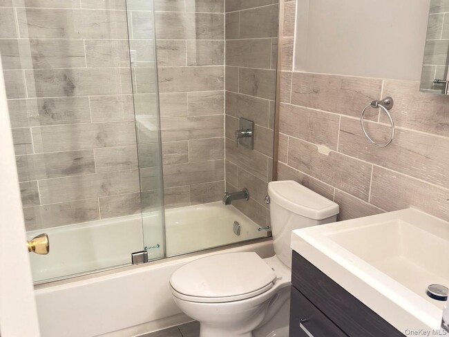 Building Photo - 147-26 Roosevelt Ave