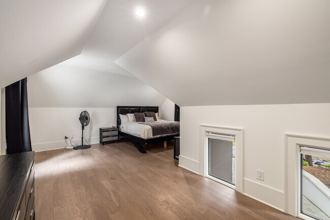 Building Photo - 306 Pinecrest Rd NE