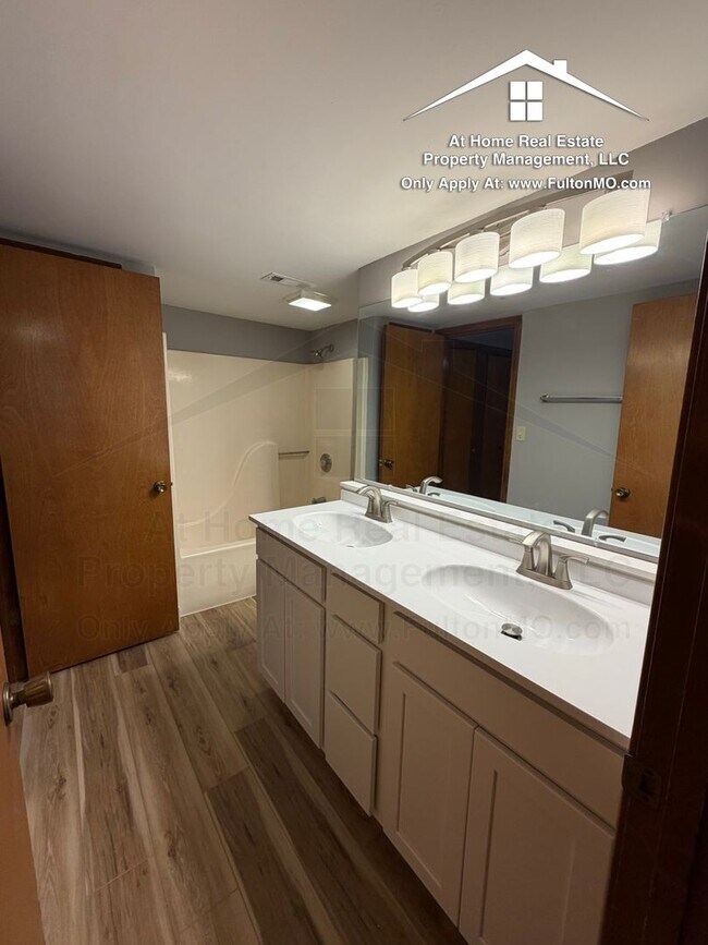 Building Photo - 2711 Mayflower Dr