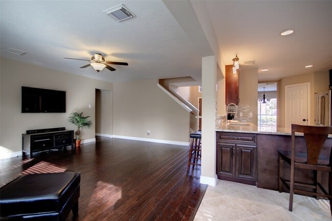 Building Photo - 142 W Russet Grove Cir