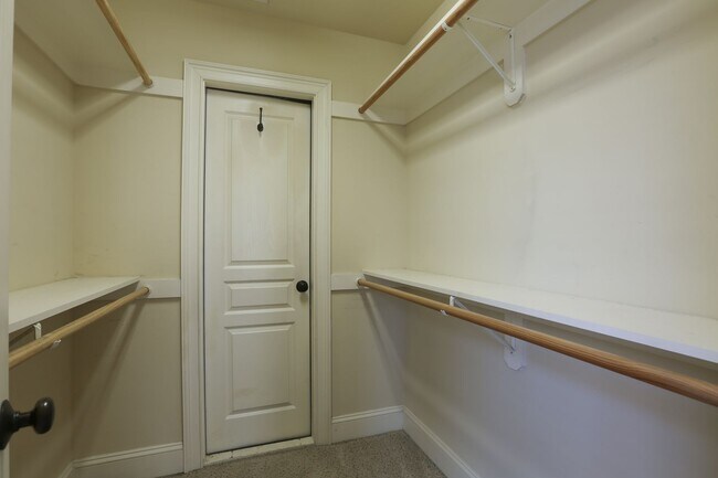 Building Photo - Gorgeous Three Bedroom Home!
