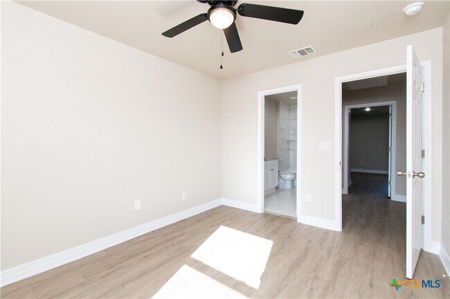 Building Photo - 806 White Meadow Ln