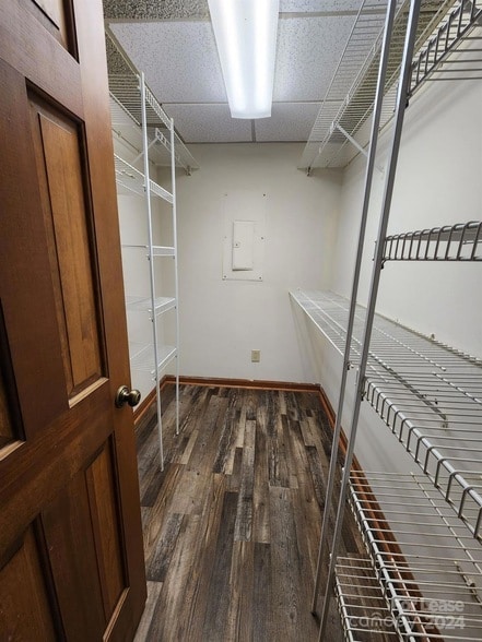 Building Photo - 9000 Oakridge Dr
