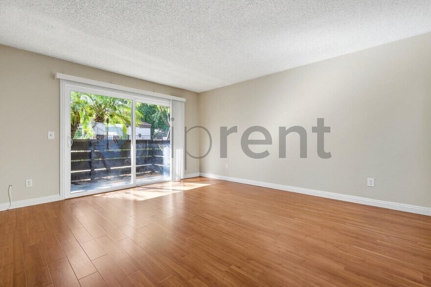 Building Photo - Unit B
