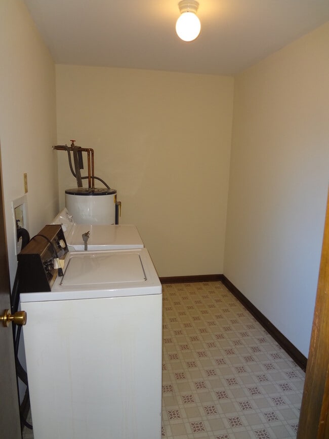 Building Photo - Midlothian - Brick Ranch with 2 full baths!