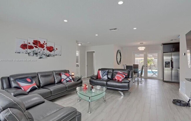 Building Photo - 876 Gardenia Dr