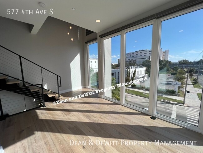 Building Photo - Luxury Townhome in Downtown St Pete - For ...