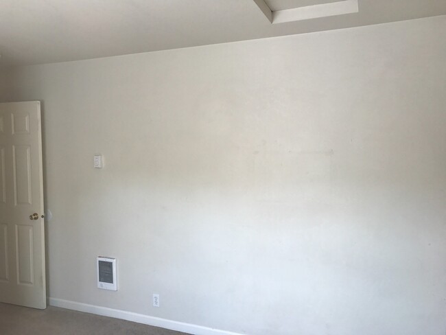 Building Photo - South Campus 5 bedroom home half a block f...