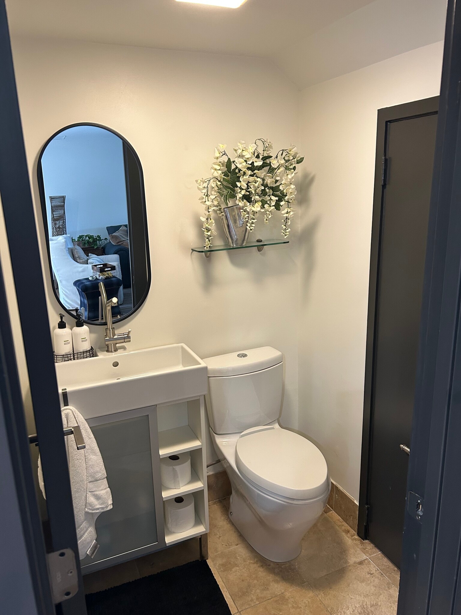 1/2 bath - 410 W 7th St