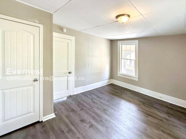 Building Photo - 708 Bell St