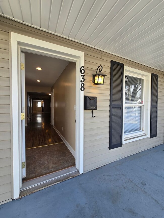 Building Photo - Charming 3 Bedrooms, 2 Full Bathroom Home!...