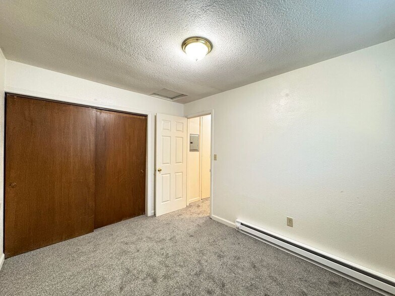 Building Photo - 2148 Primrose Dr